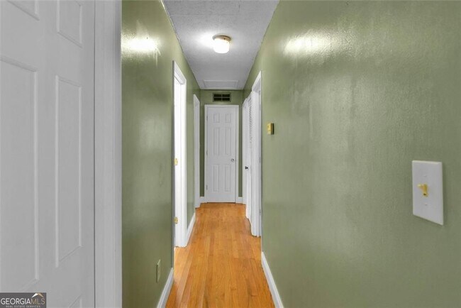 Building Photo - 8941 Ashwood Dr