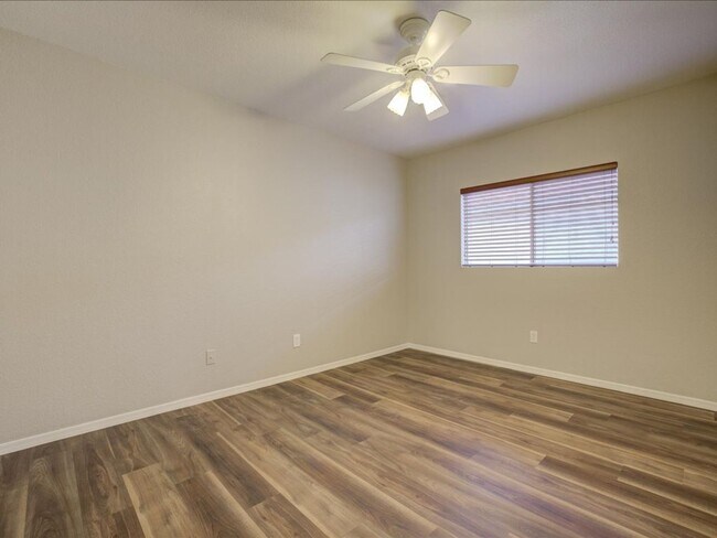 Building Photo - 4 Bedroom 2 Bathroom