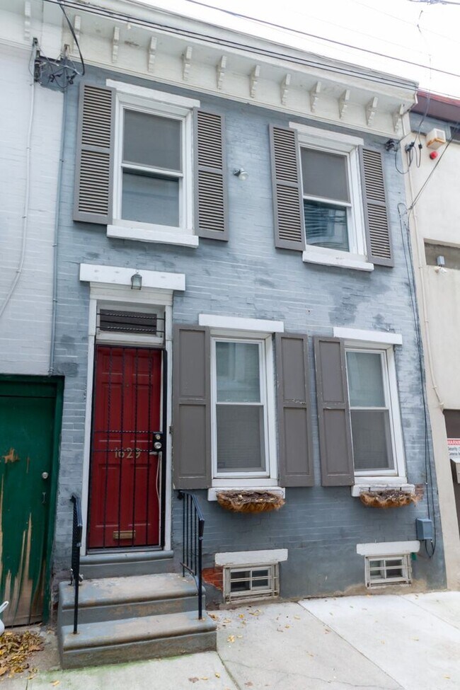 Primary Photo - Charming 2 Bedroom 1 bath Row near Rittenh...