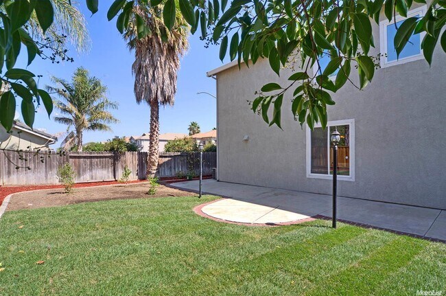 Building Photo - Wonderful Two Story Single House with Gorg...