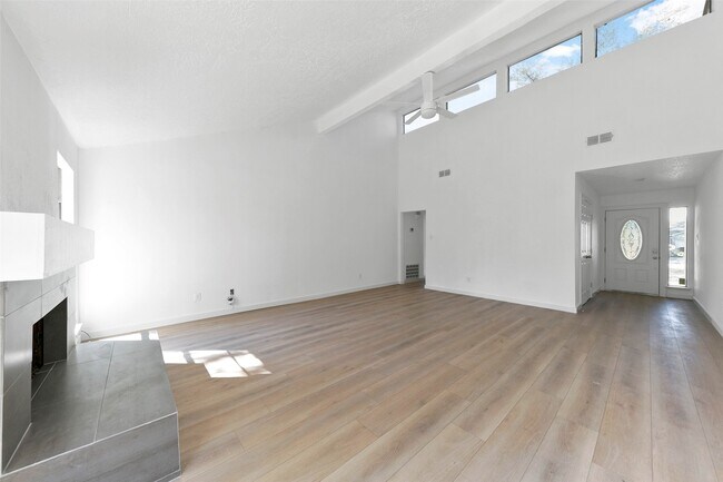 Building Photo - 2042 Lexington Woods Dr