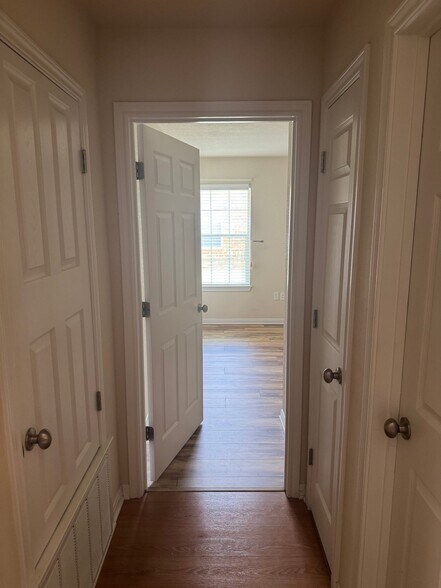 Building Photo - 713 Heston Cir