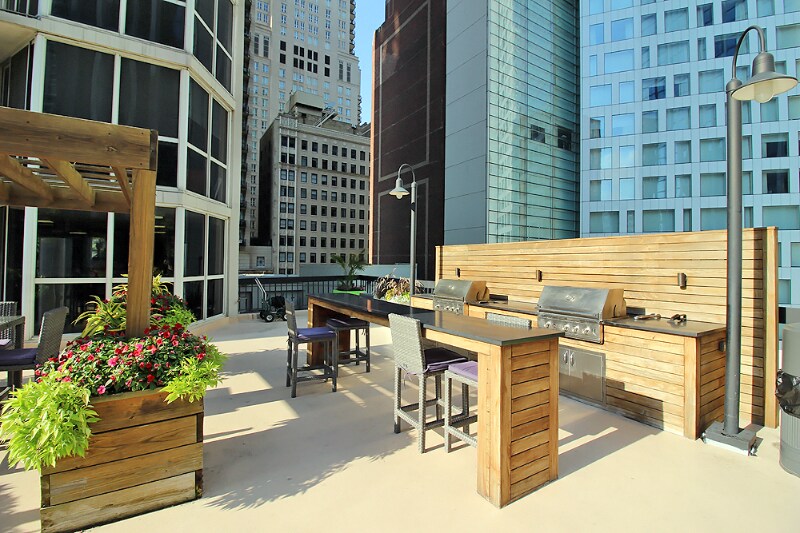 Building Photo - 11 E Delaware Pl