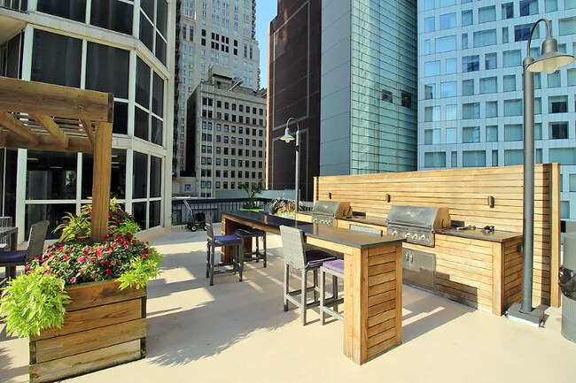 Building Photo - 11 E Delaware Pl