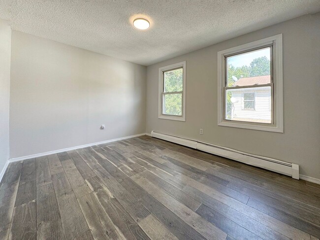 Building Photo - Cozy 2 bed 1.5 bath townhouse with modern ...