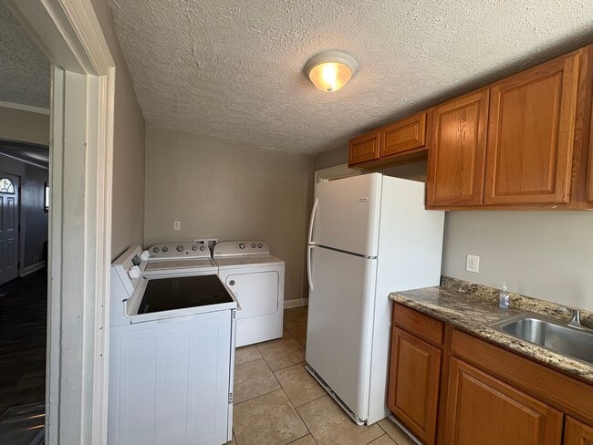 Building Photo - Two Bedroom Cottage!