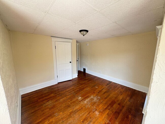 Building Photo - Large 4 Bedroom home!