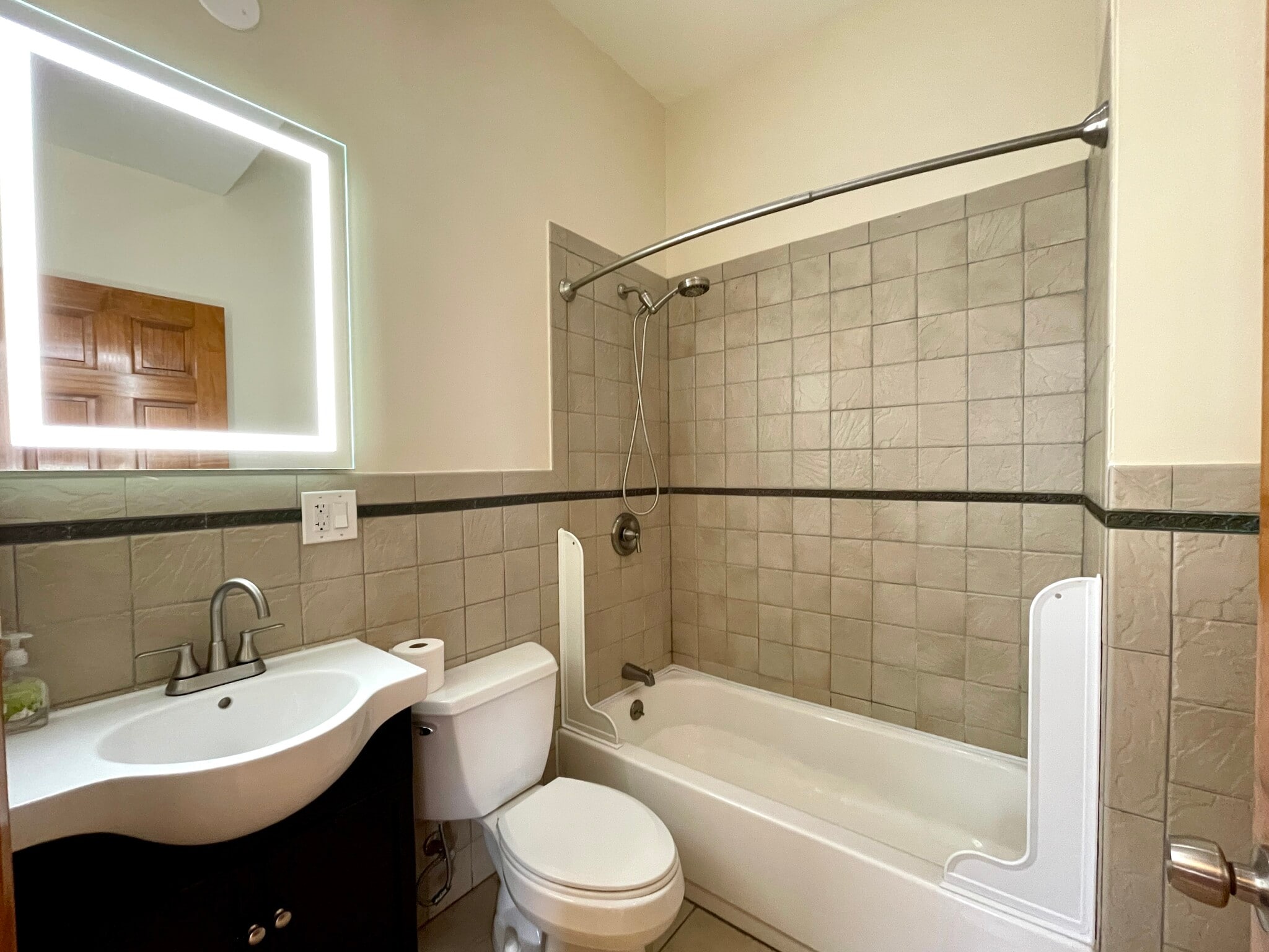 Building Photo - 2028 N Hamlin Ave