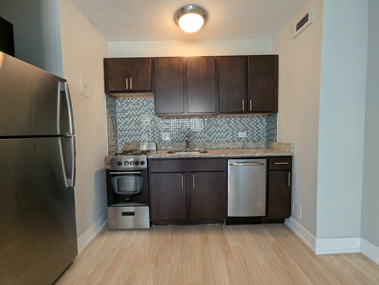 Building Photo - 429 W Wellington Ave