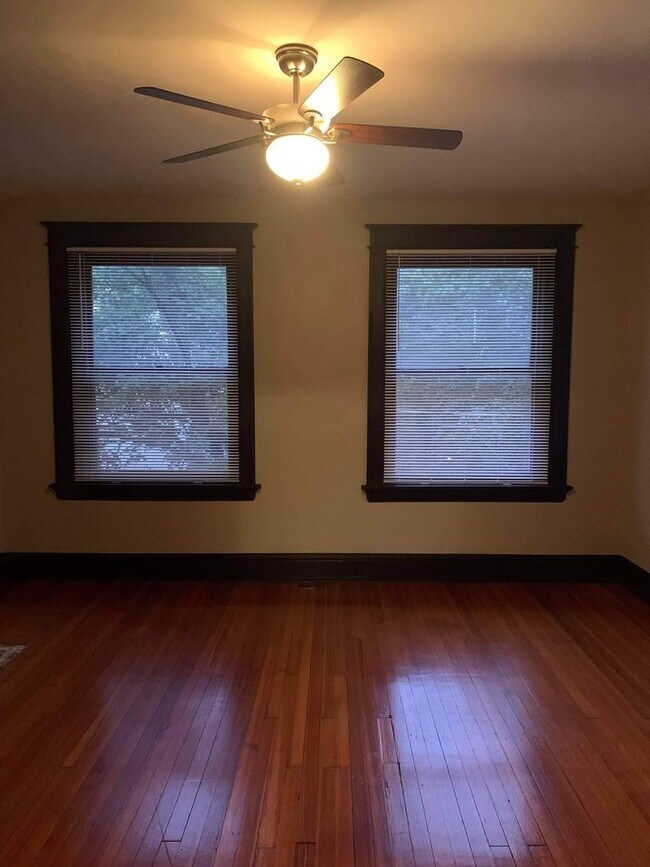 Building Photo - 2215 Victor St