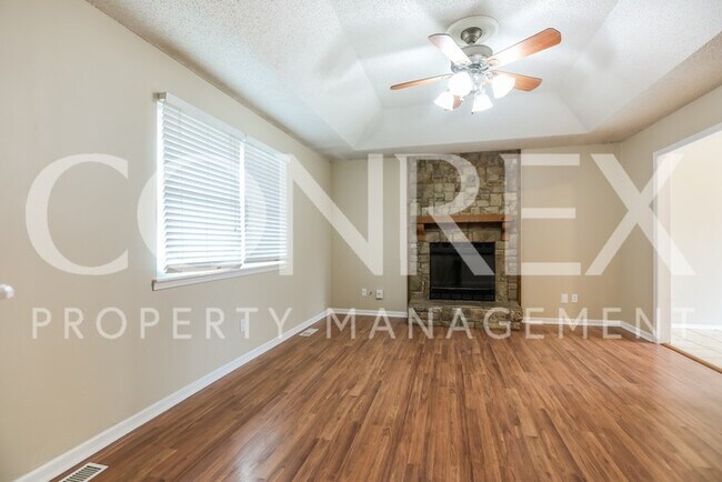 Building Photo - 3 Bdrm, 2.5 Bath move in ready in Lee's Su...