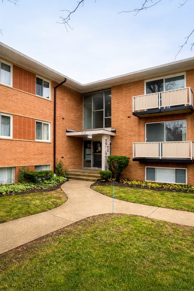 Building Photo - Updated Rocky River Condo – 1 Bed, 1 Bath in Prime Location Near Shopping & Lake Erie