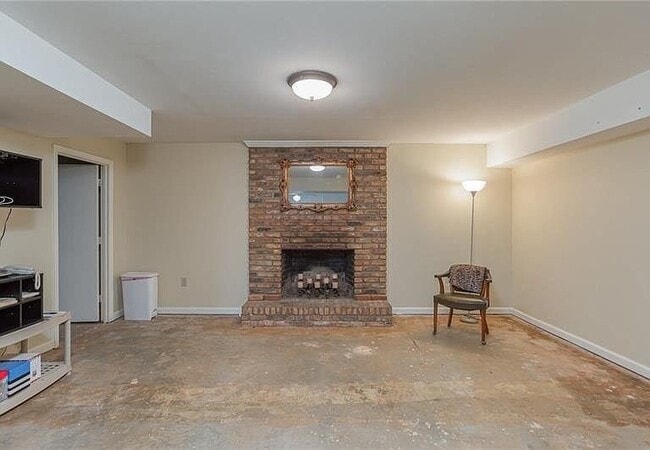 Building Photo - 5540 Windy Ridge Dr NE