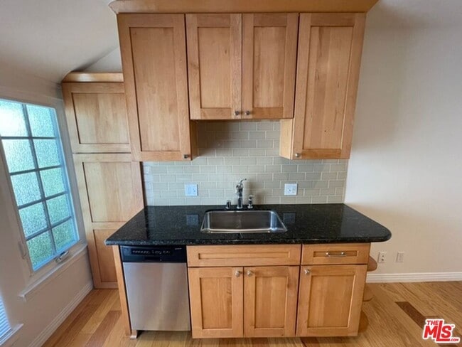 Building Photo - 3192 Queensbury Dr