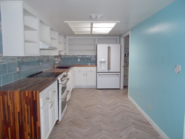 Building Photo - Two-story, 2-bedroom townhome ideally located in the heart of Boulder City