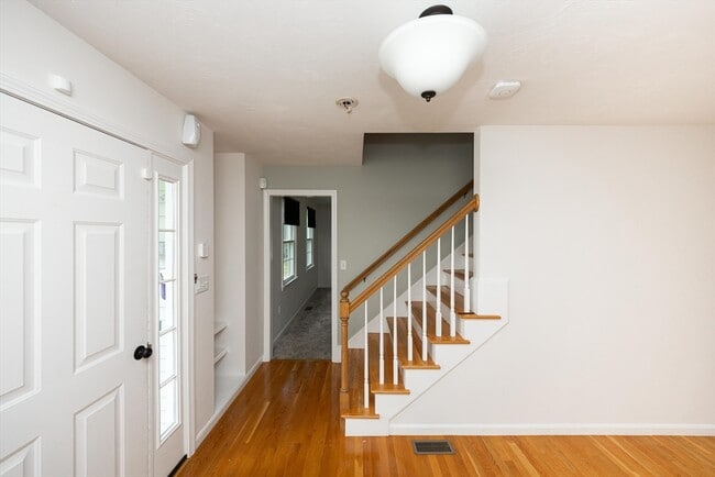 Building Photo - 9 Heidi Ln