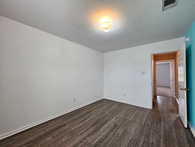 Building Photo - REDUCED RENT - AMAZING RENT SPECIAL & MOVE IN READY!