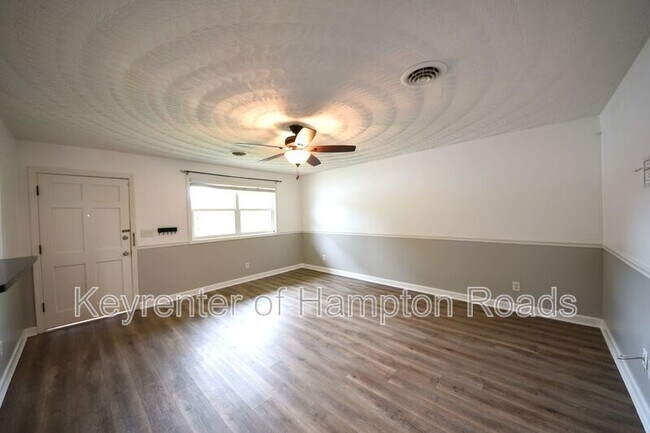 Building Photo - 823 Brentwood Dr