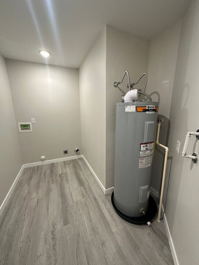 Building Photo - Brand New & Inviting 2 Bedroom, 2 Bathroom Unit in St. Anthony! ($200 OFF FIRST MONTHS RENT!!!)