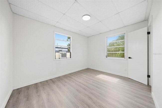 Building Photo - 515 Floral Dr