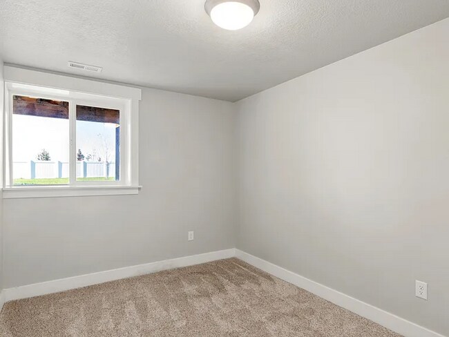 Building Photo - Spacious 5 Bed, 3 Bath Home with Mountain Views