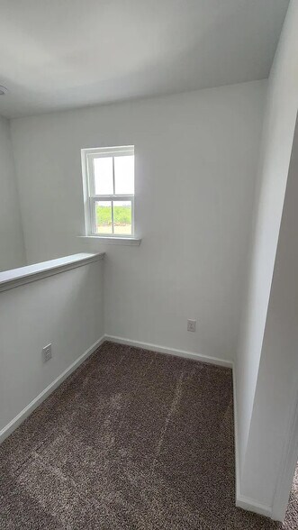 Building Photo - Room in House on Godwit Ln