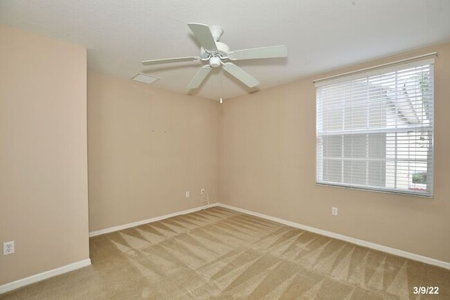 Building Photo - Premier 2/2 Spacious Condo with a Screened...