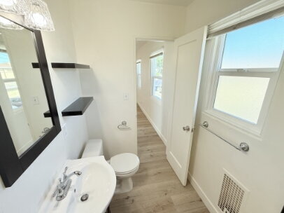 Building Photo - Free Sept Rent!  Remodeled 1BR/1BA Unit in...