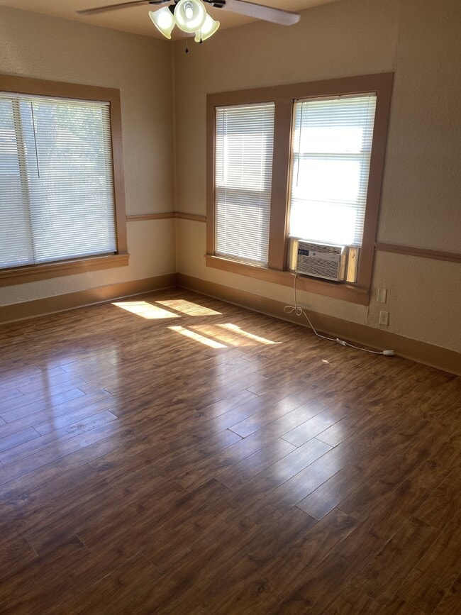 Building Photo - Super cute, good sized, one bedroom home one block from campus!