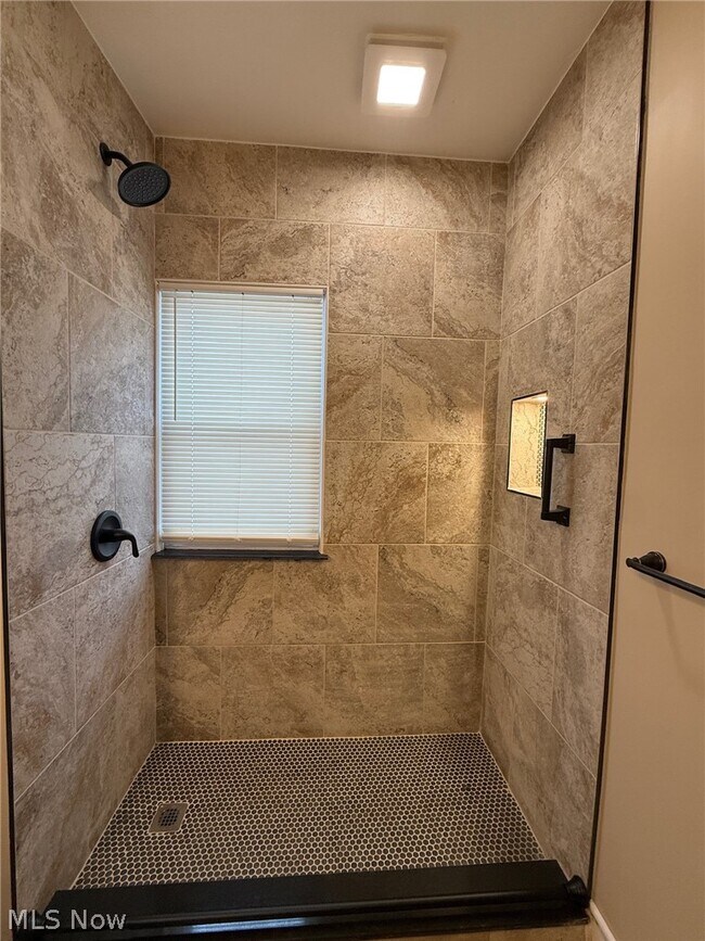 Building Photo - 14208 Kingsford Ave