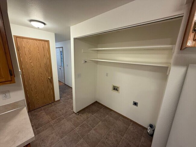Building Photo - Puyallup 2 PLUS bedroom, 2 bath Large dupl...