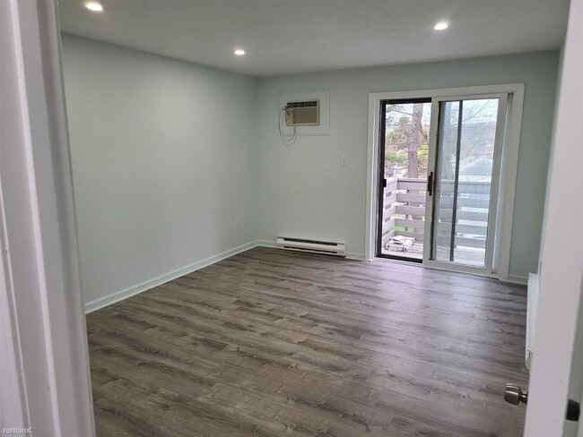 Building Photo - 2 br, 1 bath Condo - Twin Oaks Condominiums