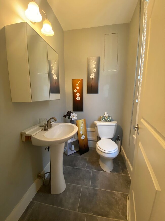Building Photo - 3 Bedroom, 3.5 Bathroom In Downtown Perryv...