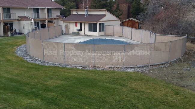 Building Photo - 140 Van Giesen St