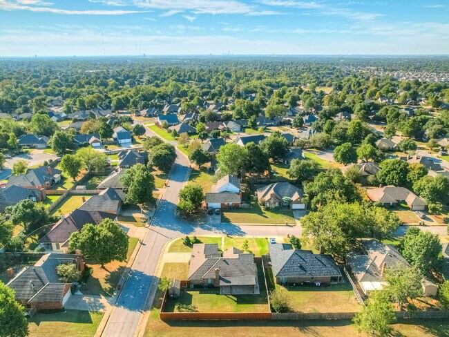 Building Photo - Immaculate Edmond Home with New Carpet and Storm Shelter!