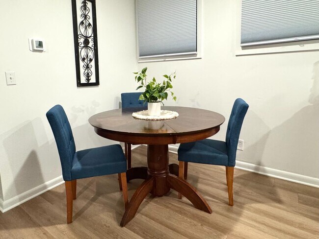 Building Photo - 1305 9th St W