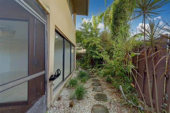 Building Photo - 890 N Village Dr