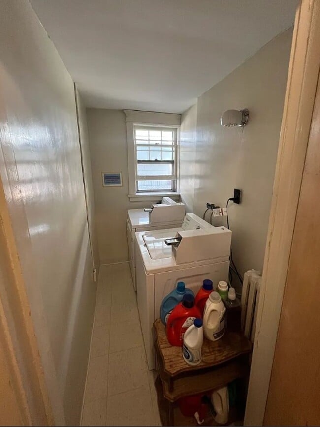 Building Photo - 1804 E 4th St