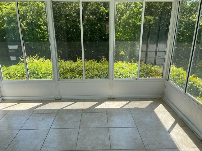 Building Photo - Eastgate Home