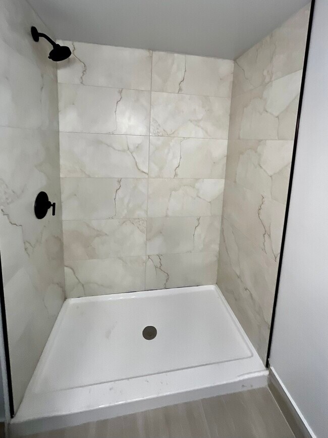 Building Photo - 1443 W Oakdale Ave