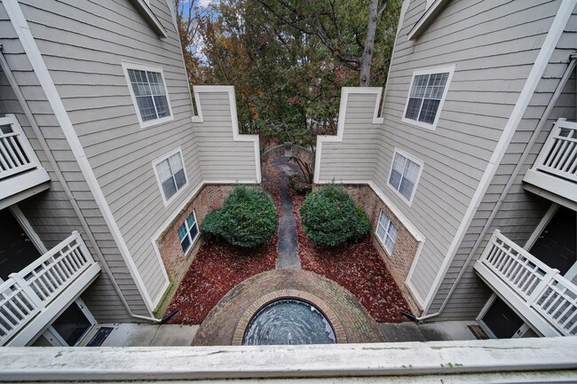 Building Photo - Lovely Two Bed Two Bath Condo in South Park!