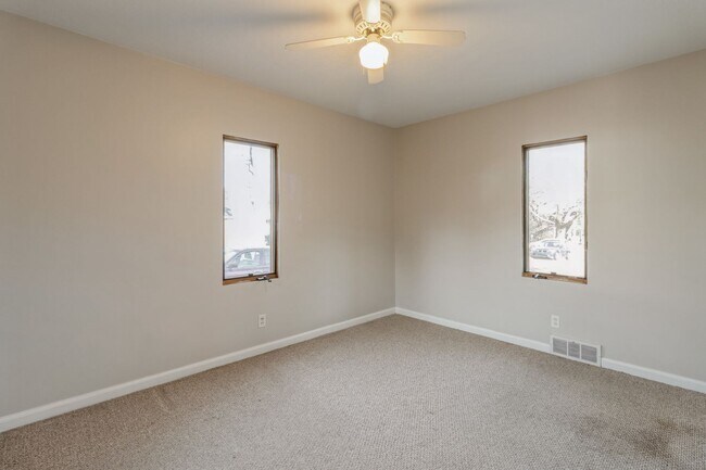 Building Photo - CLOSE TO BEAVERDALE!! 2 Bed, 1 Bath Home in Des Moines