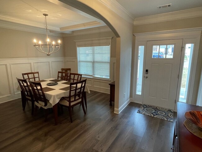 Building Photo - 819 Lost Grv Trl