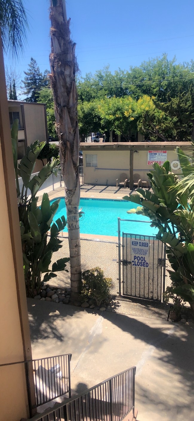 Building Photo - Hillsborough Ct