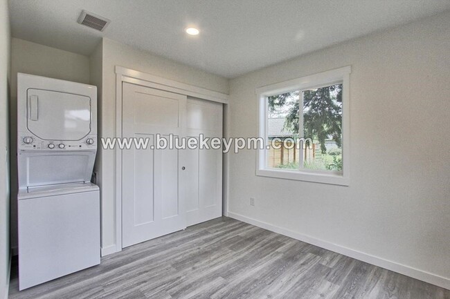 Building Photo - 1 Bed, 1 Bath  ADU with Loft in The Height...