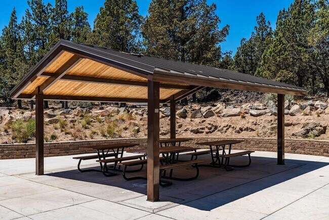 Building Photo - Gorgeous home in SE Bend with pool access ...