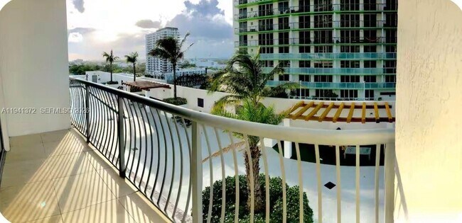 Building Photo - 1750 N Bayshore Dr