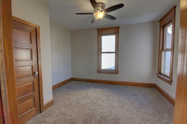Building Photo - 514 S Clark St