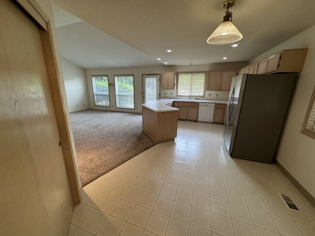 Building Photo - *Half-Off Third Months Rent* Spacious Single-level Home in Newer Milwaukie Neighborhood