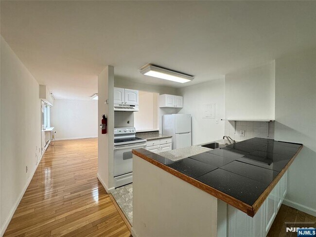Building Photo - 333 Grand St